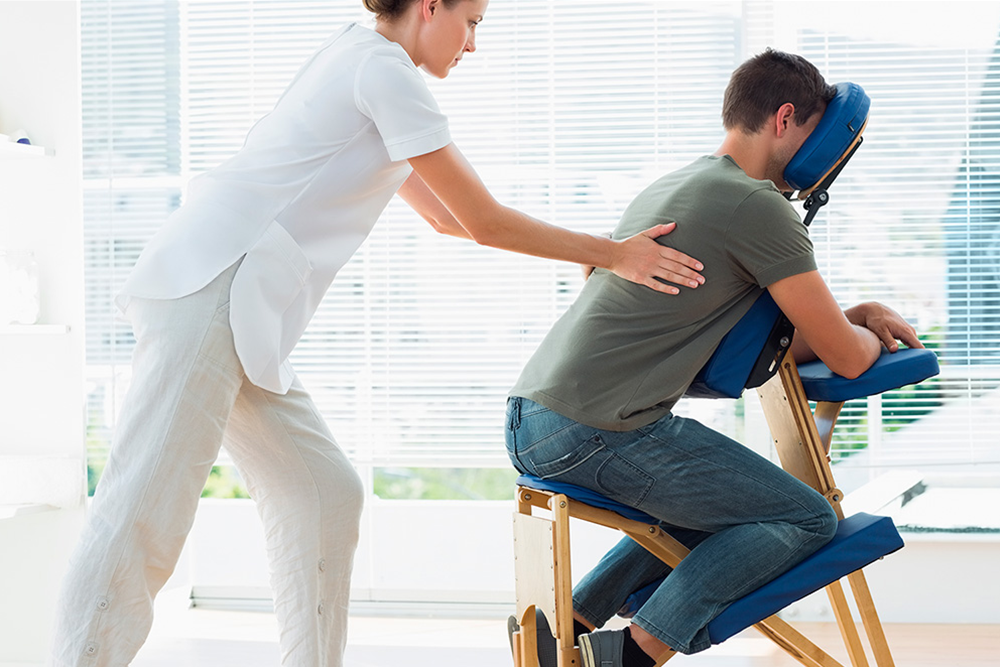 pause massage assis en entreprise, pause détente, massage sur chaise au bureau